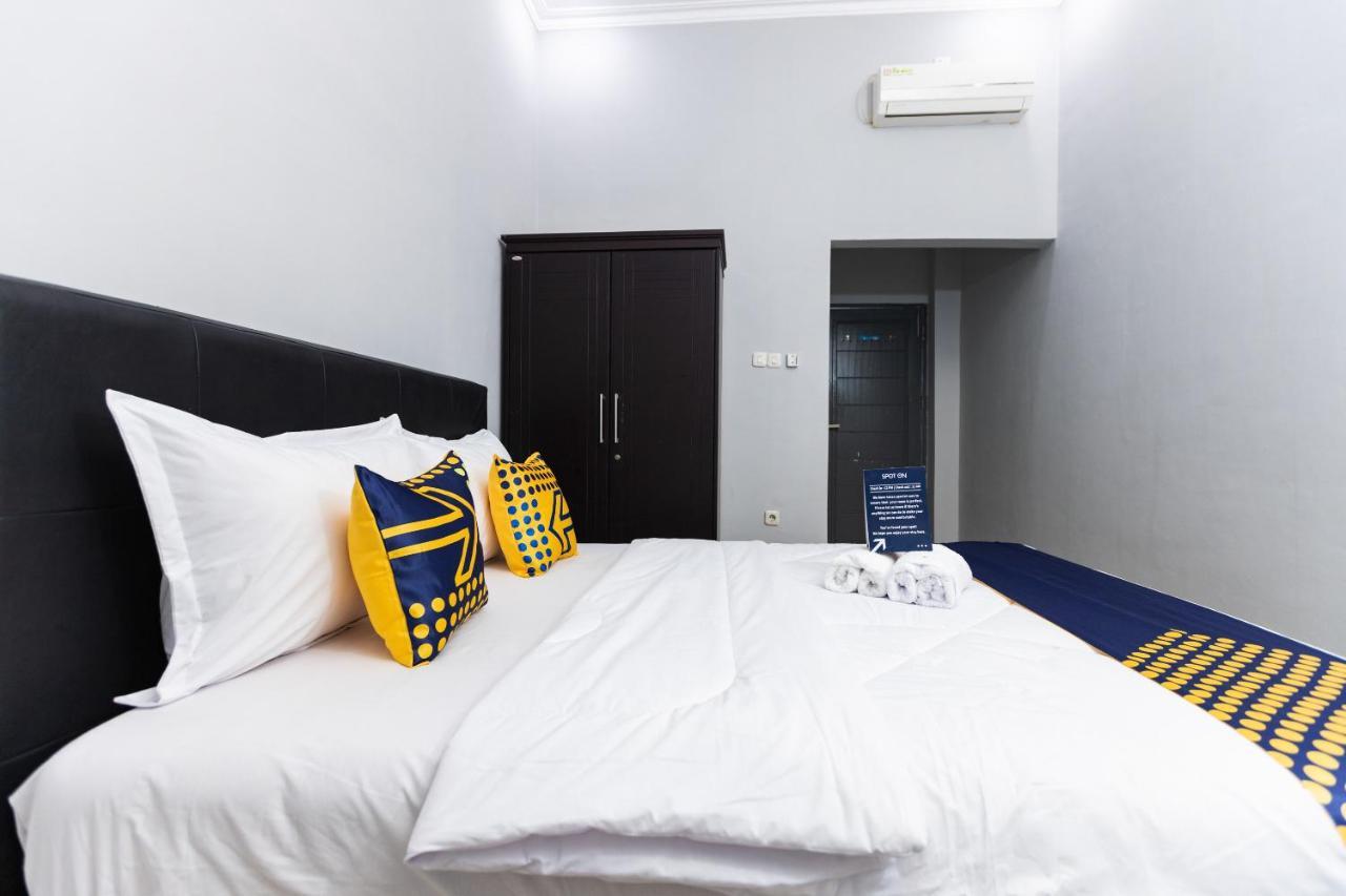 Spot On 2433 Akuanna Hotel